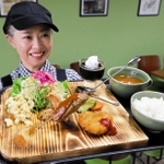 リニューアルしたキッピ－食堂で、木製の器を使った「本日のランチプレート」＝三田市役所