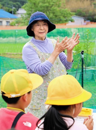 アイガモ農法について話す福本妙子さん＝三田市須磨田