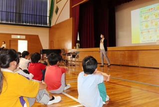 ネットを利用する際のモラルや注意点などを学んだ講習会＝三田市屋敷町