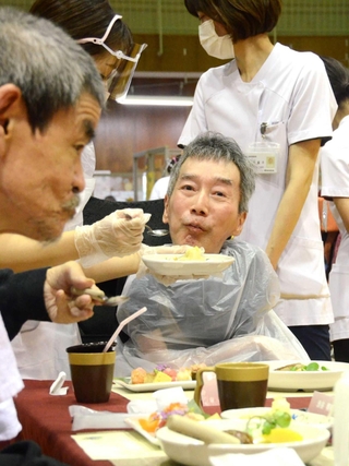 おいしそうに天ぷらを食べる患者＝三田市大原