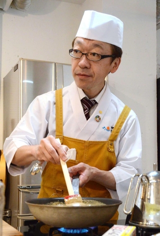 手間と時間をかけて嚥下食を調理する延味克士さん＝三田市中央町
