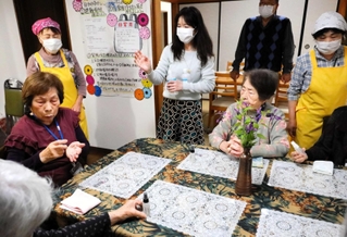 アユートで開いたふれあい喫茶。この日はアロマオイルで癒やしの香りのスプレーを作った＝三田市つつじが丘南３