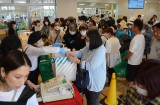 多くの地元住民らがデパ地下グルメの出張販売を楽しんだ＝パスカルさんだ一番館