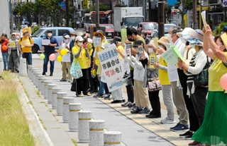 住民投票条例の制定を目指したパレードで、市役所前に集まった市民有志ら＝三田市三輪２