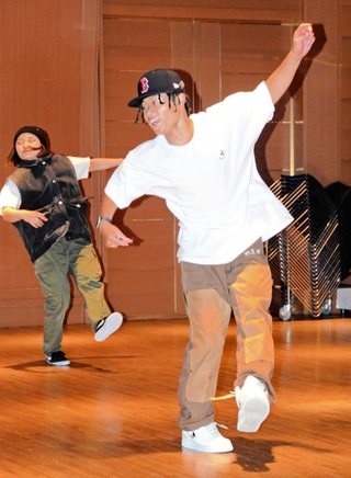 参加者と一緒にダンスを踊るＨＩＮＡＴＡ．Ｍさん（右）＝三田市天神１