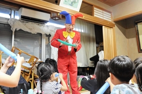 ネズミのバルーンアートの作り方を教えるまぎ～マモルさん＝三田市屋敷町
