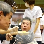 おいしそうに天ぷらを食べる患者＝三田市大原
