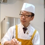 手間と時間をかけて嚥下食を調理する延味克士さん＝三田市中央町