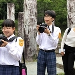 カメラを手に散策する（左から）田内裕子さん、馬島和希さん、尾仲由莉記者＝三田市福島（撮影・吉田敦史）