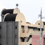 マンション屋上の巨大なミシンの糸＝三田市三輪