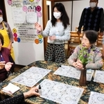 アユートで開いたふれあい喫茶。この日はアロマオイルで癒やしの香りのスプレーを作った＝三田市つつじが丘南３