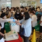 多くの地元住民らがデパ地下グルメの出張販売を楽しんだ＝パスカルさんだ一番館