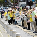 住民投票条例の制定を目指したパレードで、市役所前に集まった市民有志ら＝三田市三輪２