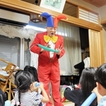 ネズミのバルーンアートの作り方を教えるまぎ～マモルさん＝三田市屋敷町