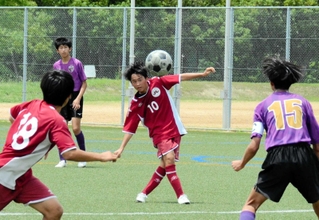 前半２６分、ミドルシュートを突き刺す三田学園の石丸羽汰さん＝親和学園駒ケ谷グラウンド