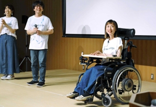 チャリティーイベント「ＭＡＫＥＭＯＶＥＭＥＮＴＳ」で講演する溝口靖子さん（右）＝三田市駅前町、まちづくり協働センター
