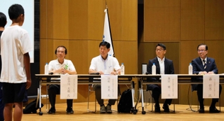 子どもの質問に耳を傾ける（左から）長谷川美樹氏、田村克也氏、多宮健二氏、森哲男氏＝三田市総合福祉保健センター