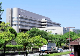 再編統合が進められている三田市民病院＝三田市けやき台３