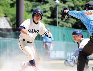 軟式野球決勝　ランニング本塁打で生還する三田学園の西垣輔恭さん＝神姫バスキッピースタジアム