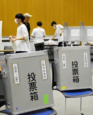 投票所の開設準備をする市職員ら＝さんだ市民センター