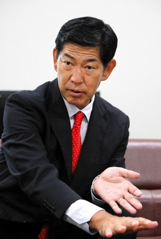 初当選を果たし、抱負を語る田村克也氏＝三田市役所