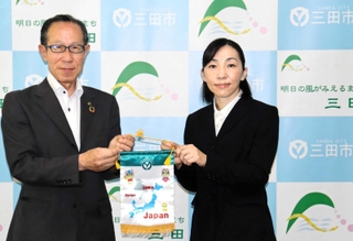 浜田士郎副市長（左）を訪問した上山結子さん＝三田市役所