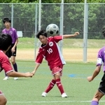 前半２６分、ミドルシュートを突き刺す三田学園の石丸羽汰さん＝親和学園駒ケ谷グラウンド