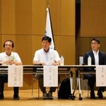 子どもの質問に耳を傾ける（左から）長谷川美樹氏、田村克也氏、多宮健二氏、森哲男氏＝三田市総合福祉保健センター