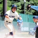 軟式野球決勝　ランニング本塁打で生還する三田学園の西垣輔恭さん＝神姫バスキッピースタジアム