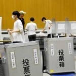 投票所の開設準備をする市職員ら＝さんだ市民センター