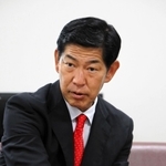 初当選を果たし、抱負を語る田村克也氏＝三田市役所