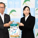 浜田士郎副市長（左）を訪問した上山結子さん＝三田市役所