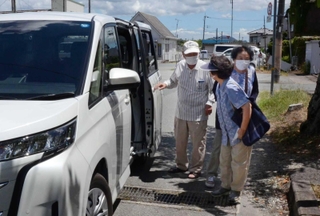 高齢者らを乗せ、三田市藍地区岩倉区とＪＲの駅を結ぶ車＝三田市下相野、ＪＲ相野駅