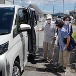 高齢者らを乗せ、三田市藍地区岩倉区とＪＲの駅を結ぶ車＝三田市下相野、ＪＲ相野駅