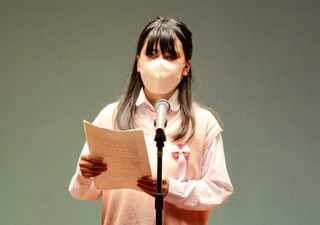 学校生活や家庭で学んだ言葉の力を語る高田怜奈さん＝三田市弥生が丘６