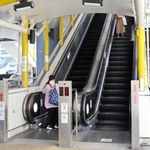 今年７月に盗撮事件が相次いだエスカレーター＝三田市駅前町