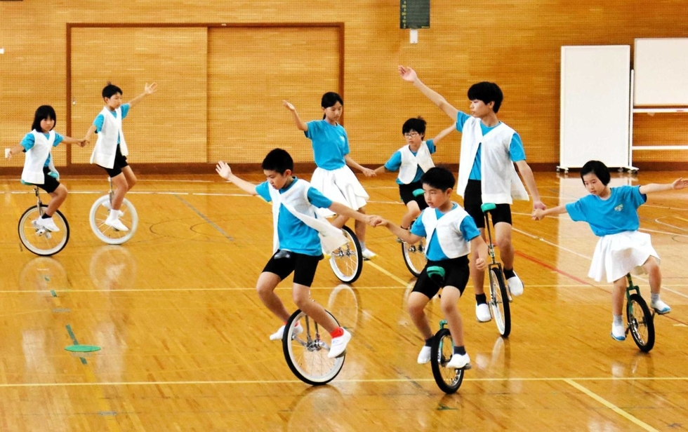 母子小の運動会、4年ぶりに住民参加 児童ら一輪車演技、諦めない姿勢が