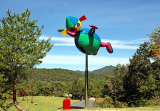 サンダリーノのモニュメント。カラフルな色が自然豊かな空間に映える＝三田市尼寺