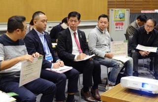 地域医療市民会議で参加者の意見に耳を傾ける田村克也市長（中央）＝さんだ市民センター