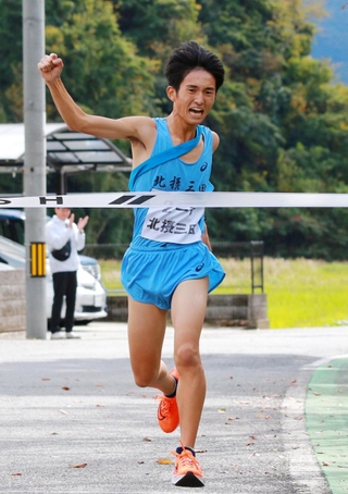 高らかに拳を掲げてゴールする男子・北摂三田の宝井崚介選手＝丹波篠山市寺内（撮影・秋山亮太）
