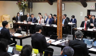 斎藤元彦県知事（左端）と意見交換する阪神北県民局管内の市長ら＝伊丹市中央３