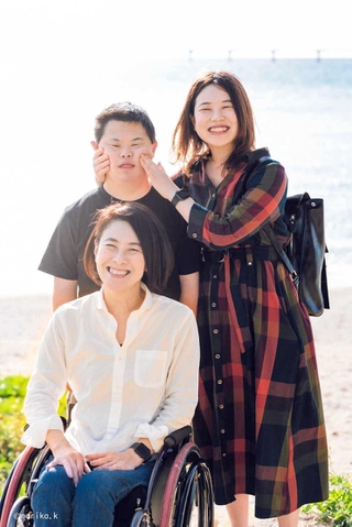 岸田ひろ実さん（手前）と奈美さん（後列右）、長男の良太さん（提供）