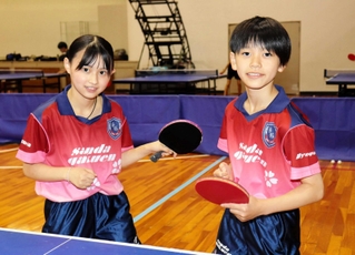 卓球の全国大会に出場する三田学園中学校の下司琴子さん（左）と浦田龍之介さん＝三田市南が丘２