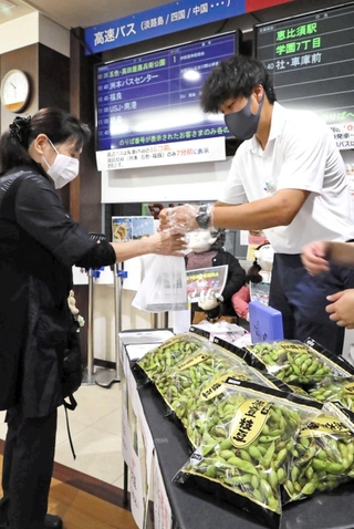 ２０２１年に神戸・三宮のバスターミナルで開かれた出張販売の様子＝神戸市中央区