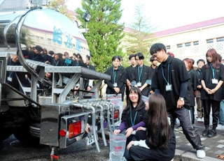 給水車で水を調達する学生ら＝関西学院大学神戸三田キャンパス