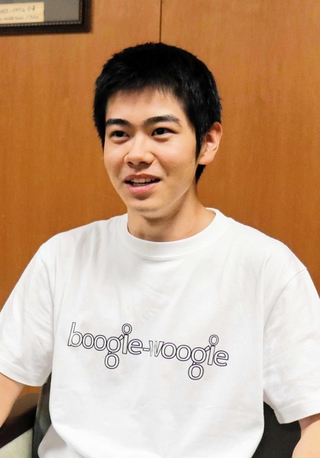 インタビューに答える黒崎煌代さん