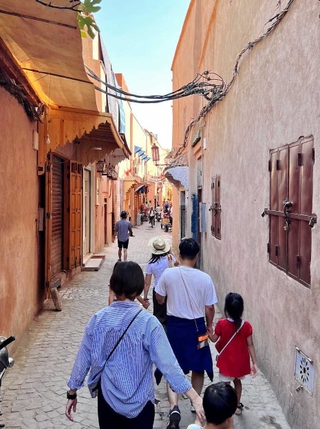 迷路のように入り組んだマラケシュ旧市街の路地