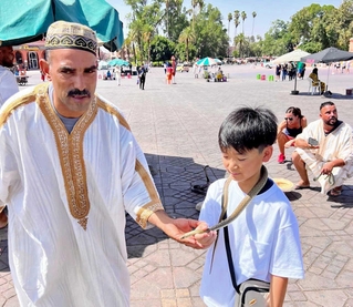 旧市街のフナ広場。地震後は多くの人がここに避難した