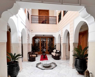 ホテル中央の吹き抜け