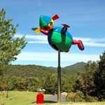 サンダリーノのモニュメント。カラフルな色が自然豊かな空間に映える＝三田市尼寺